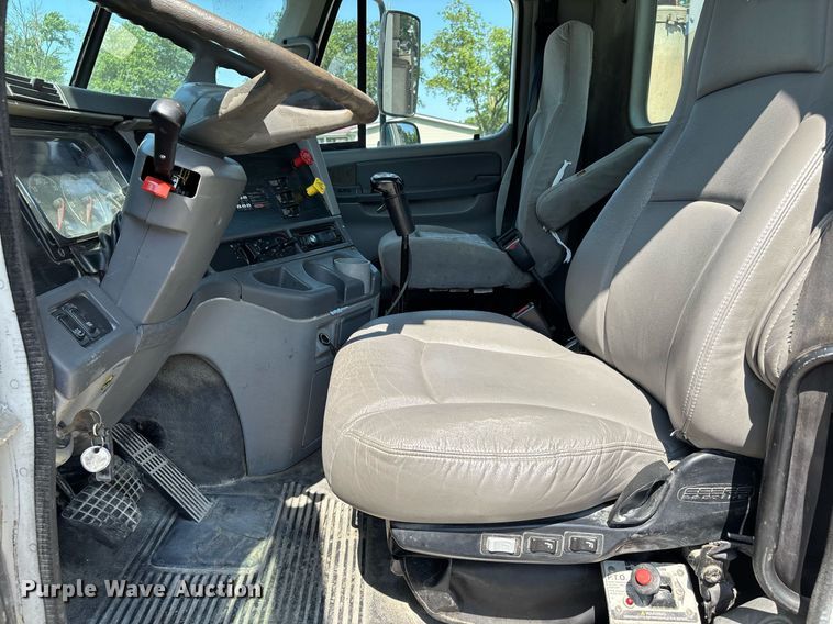 image for item DW7103 2006 Freightliner Columbia semi truck