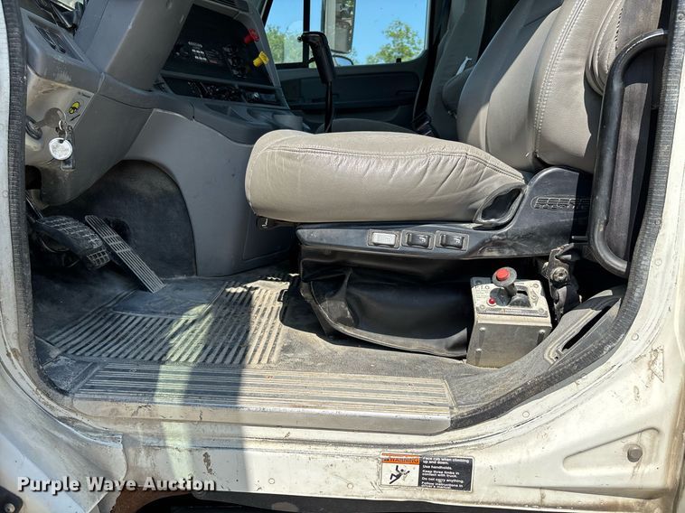 image for item DW7103 2006 Freightliner Columbia semi truck