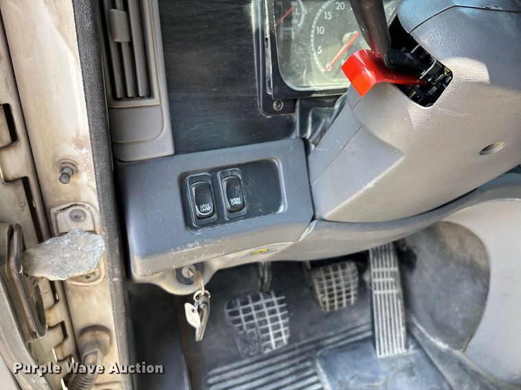 image for item DW7103 2006 Freightliner Columbia semi truck