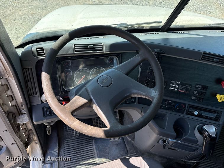 image for item DW7103 2006 Freightliner Columbia semi truck