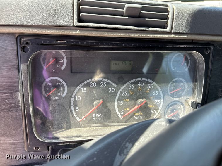 image for item DW7103 2006 Freightliner Columbia semi truck