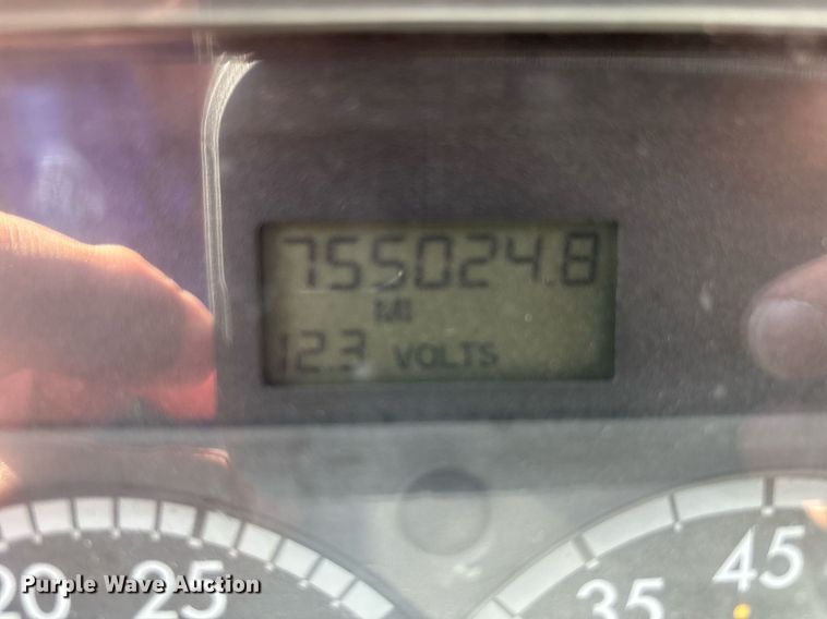 image for item DW7103 2006 Freightliner Columbia semi truck