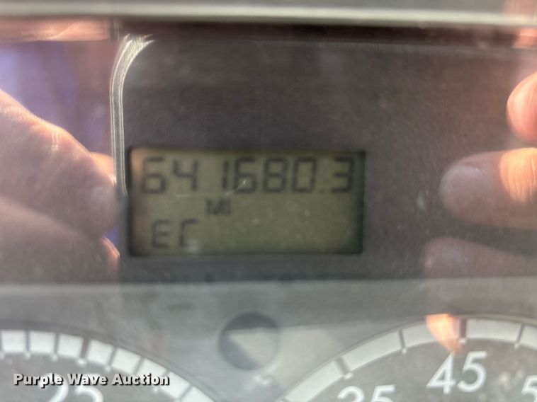 image for item DW7103 2006 Freightliner Columbia semi truck