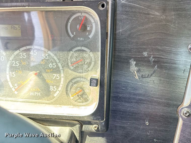 image for item DW7103 2006 Freightliner Columbia semi truck