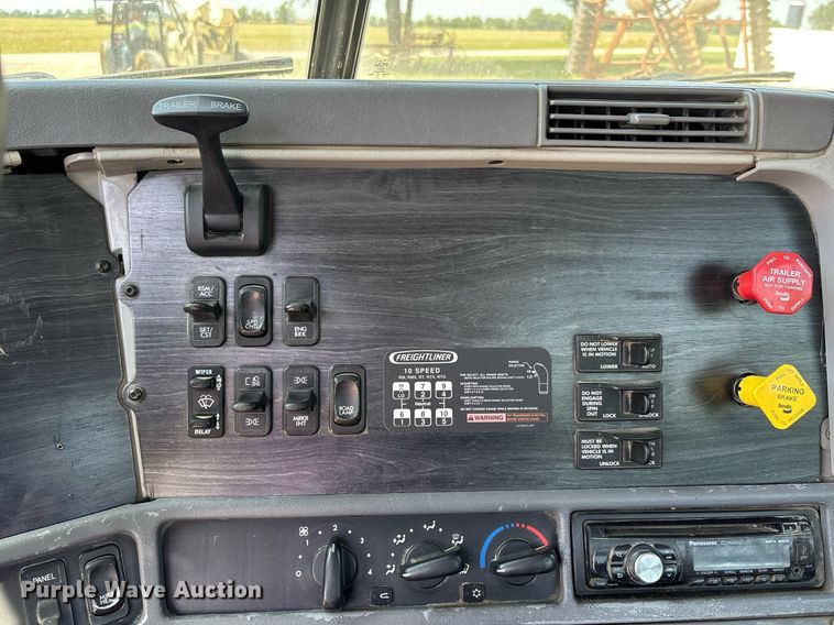 image for item DW7103 2006 Freightliner Columbia semi truck