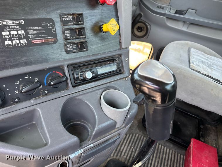 image for item DW7103 2006 Freightliner Columbia semi truck