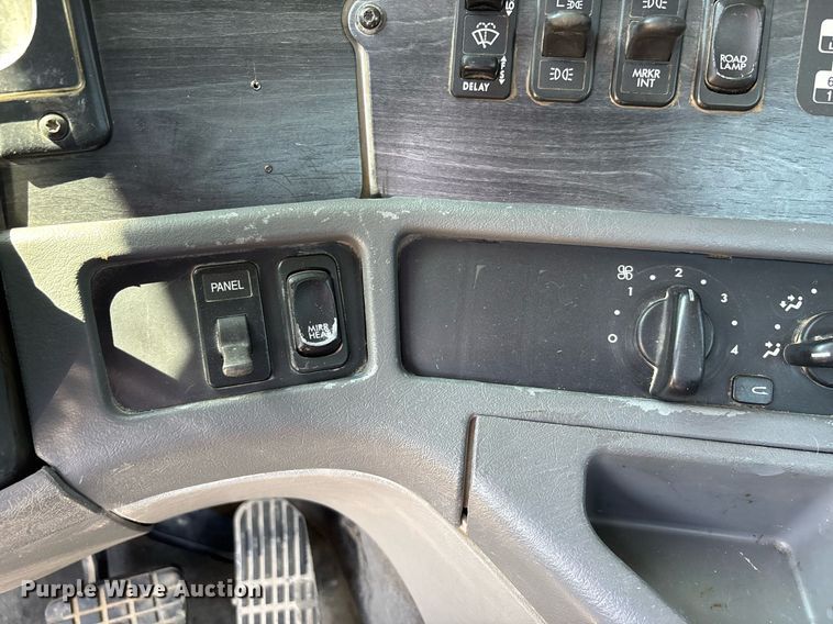 image for item DW7103 2006 Freightliner Columbia semi truck