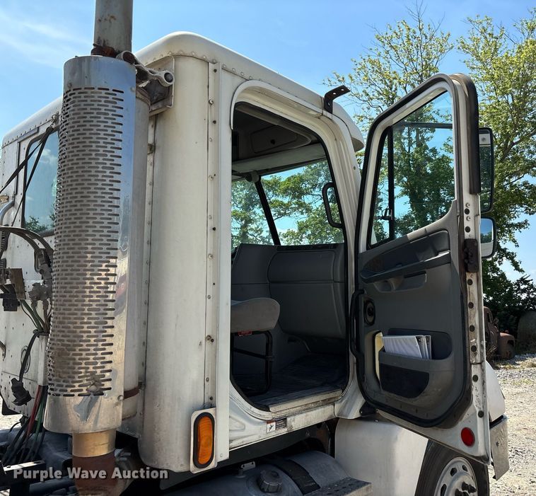 image for item DW7103 2006 Freightliner Columbia semi truck