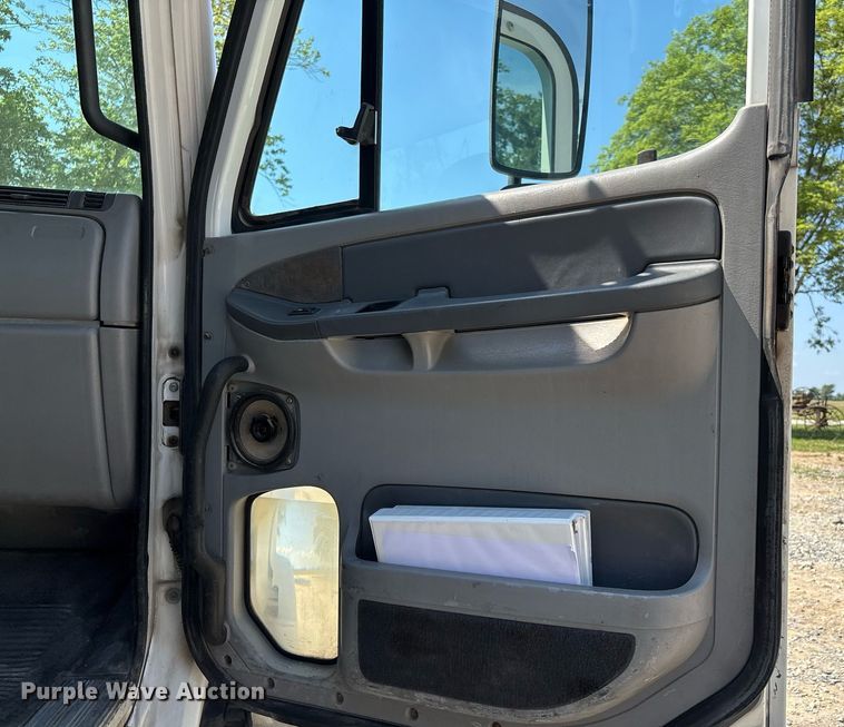 image for item DW7103 2006 Freightliner Columbia semi truck