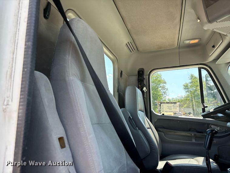 image for item DW7103 2006 Freightliner Columbia semi truck