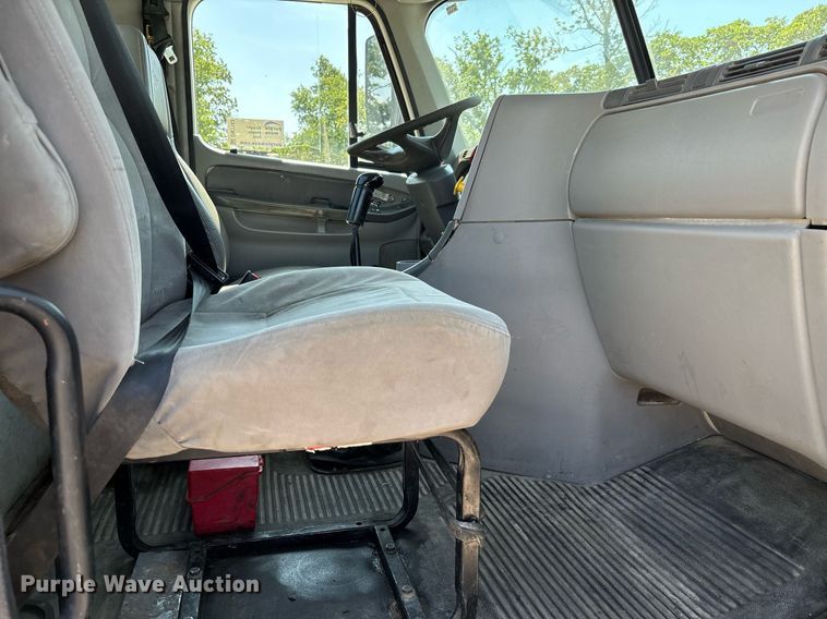 image for item DW7103 2006 Freightliner Columbia semi truck