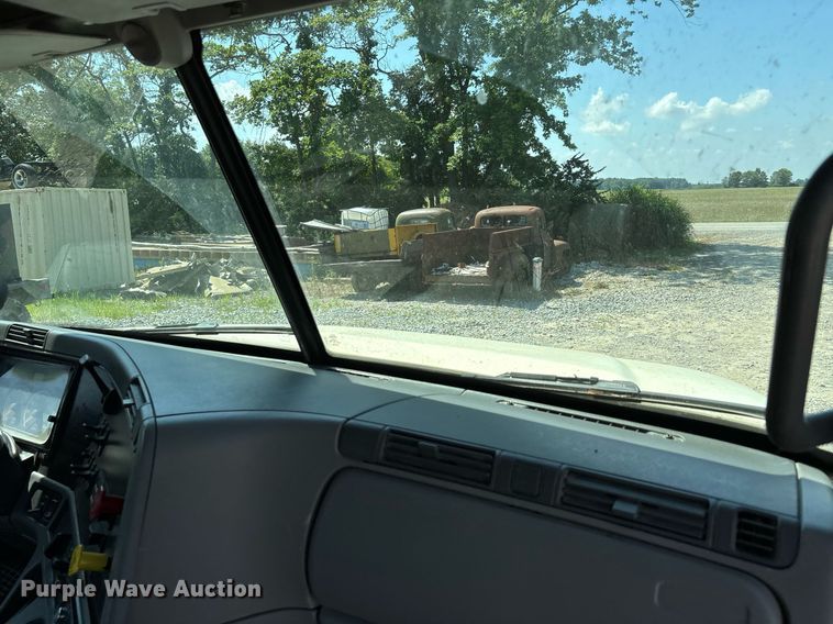 image for item DW7103 2006 Freightliner Columbia semi truck