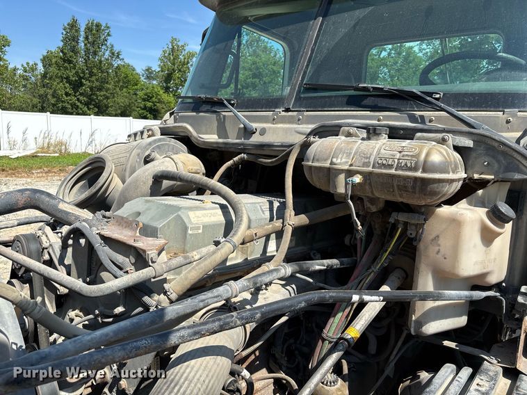 image for item DW7103 2006 Freightliner Columbia semi truck