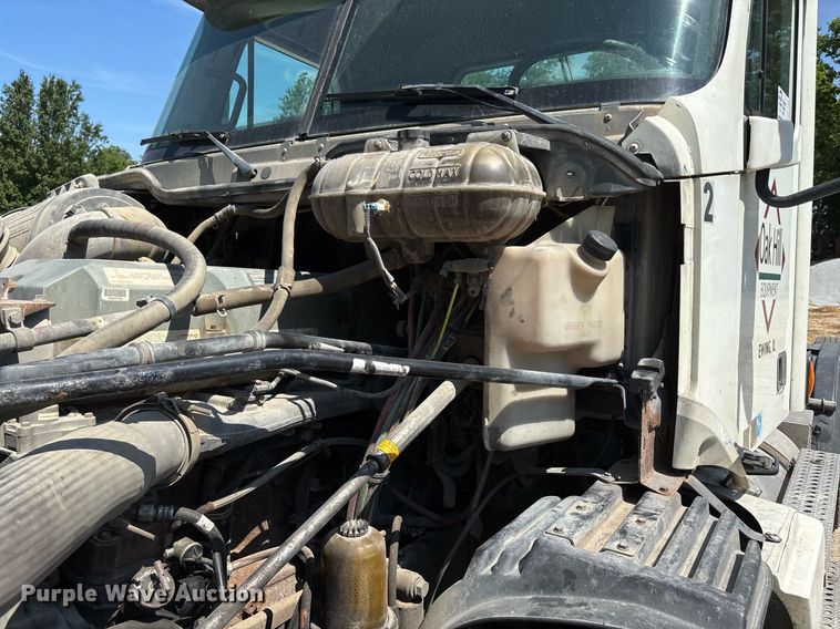 image for item DW7103 2006 Freightliner Columbia semi truck