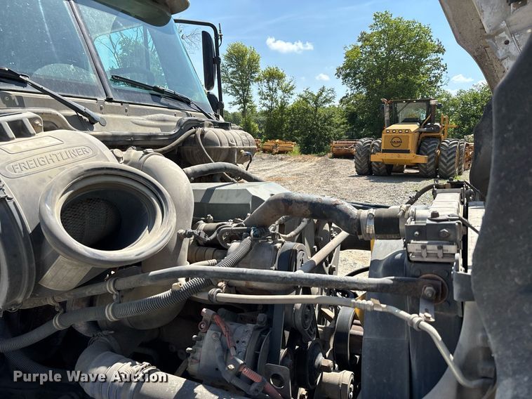 image for item DW7103 2006 Freightliner Columbia semi truck