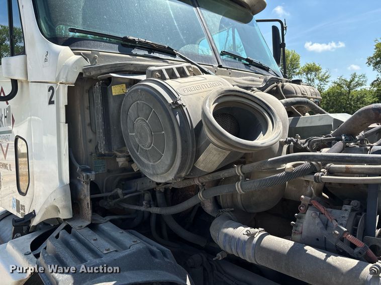 image for item DW7103 2006 Freightliner Columbia semi truck