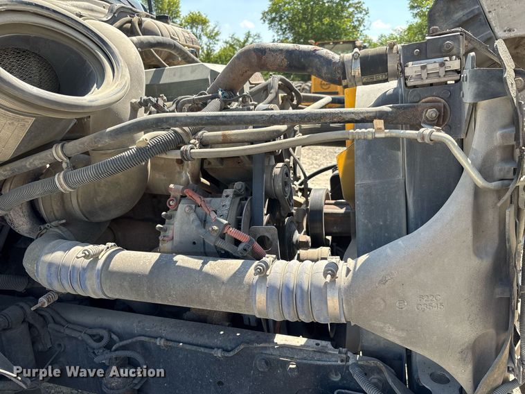 image for item DW7103 2006 Freightliner Columbia semi truck