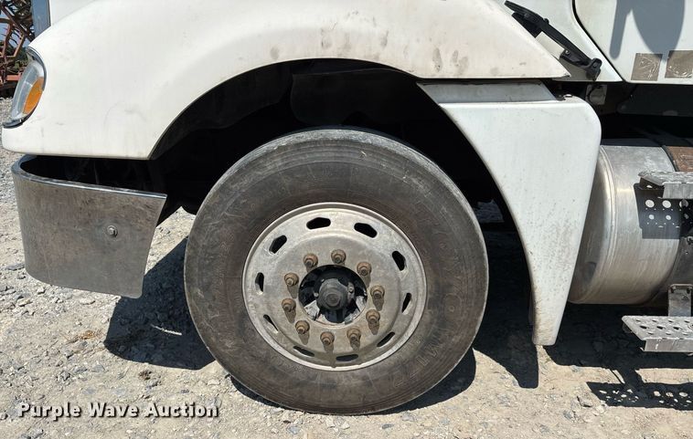 image for item DW7103 2006 Freightliner Columbia semi truck