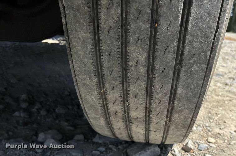 image for item DW7103 2006 Freightliner Columbia semi truck