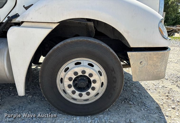 image for item DW7103 2006 Freightliner Columbia semi truck