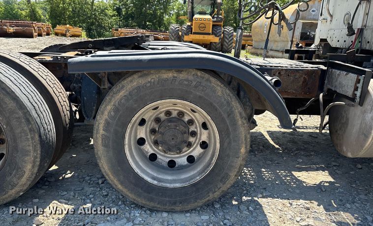 image for item DW7103 2006 Freightliner Columbia semi truck