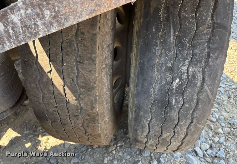 image for item DW7103 2006 Freightliner Columbia semi truck