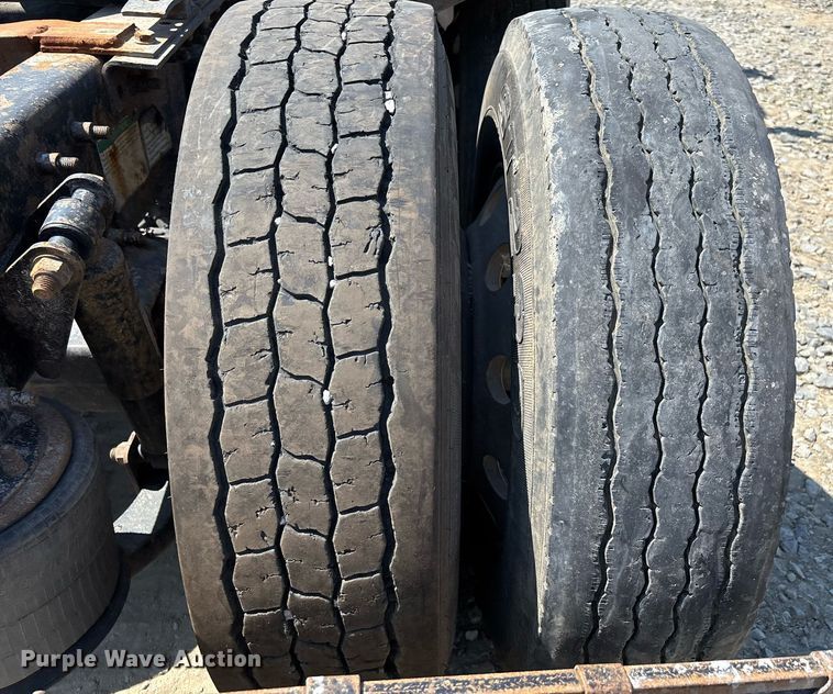 image for item DW7103 2006 Freightliner Columbia semi truck