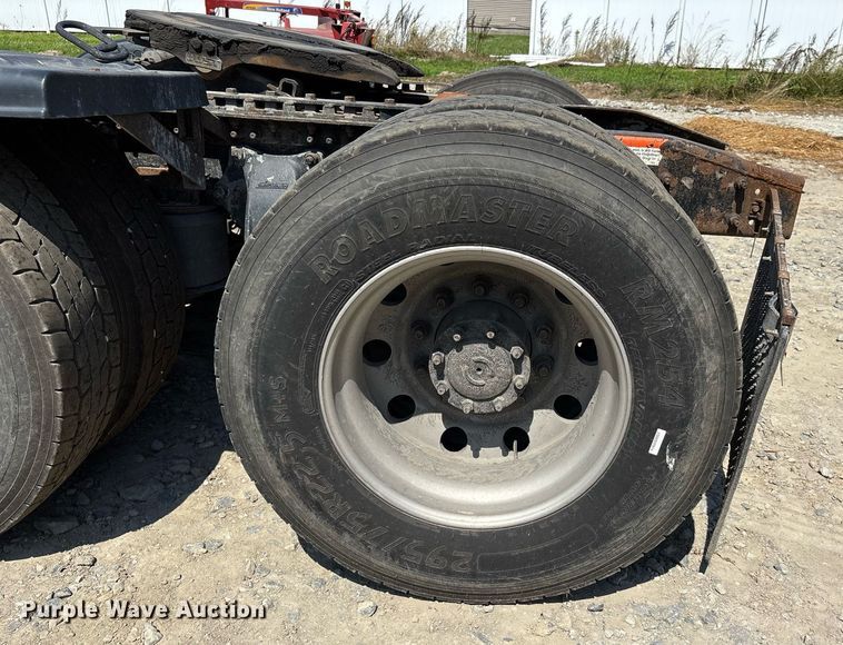 image for item DW7103 2006 Freightliner Columbia semi truck