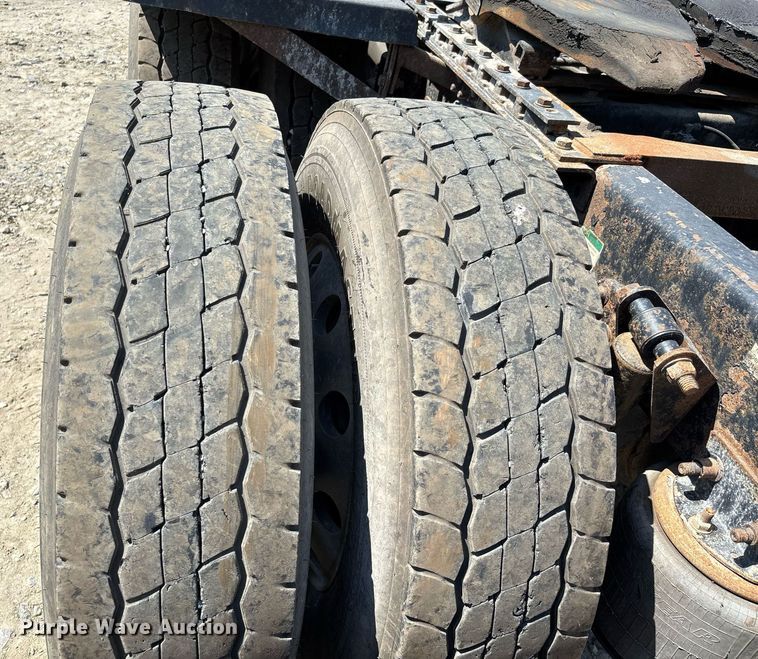 image for item DW7103 2006 Freightliner Columbia semi truck