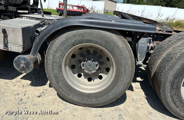 image for item DW7103 2006 Freightliner Columbia semi truck