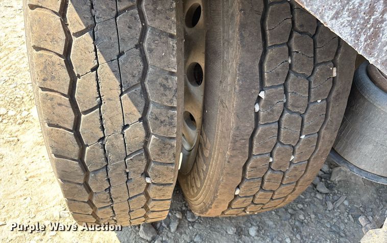 image for item DW7103 2006 Freightliner Columbia semi truck