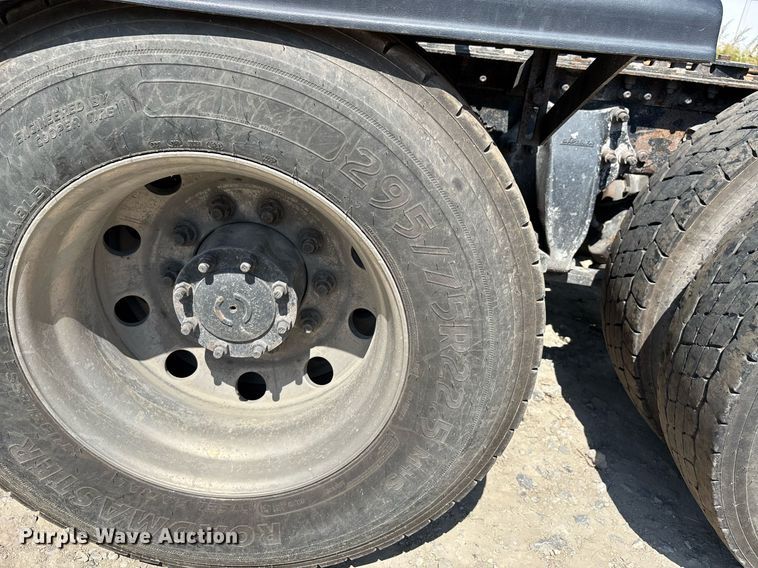 image for item DW7103 2006 Freightliner Columbia semi truck