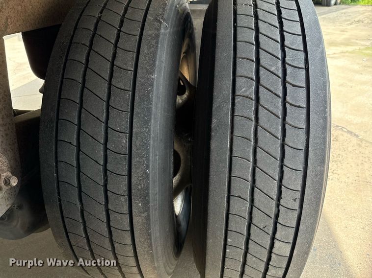 image for item DX5556 2016 Vanguard VXP dry van trailer