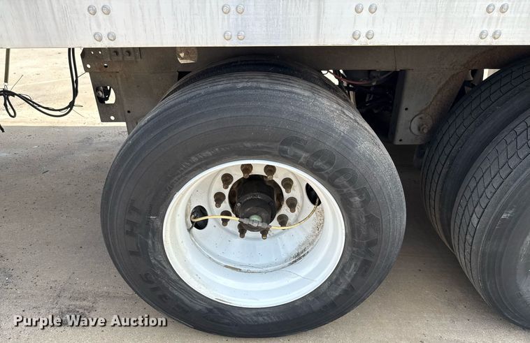 image for item DX5556 2016 Vanguard VXP dry van trailer