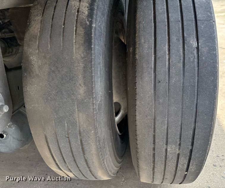 image for item DX5556 2016 Vanguard VXP dry van trailer