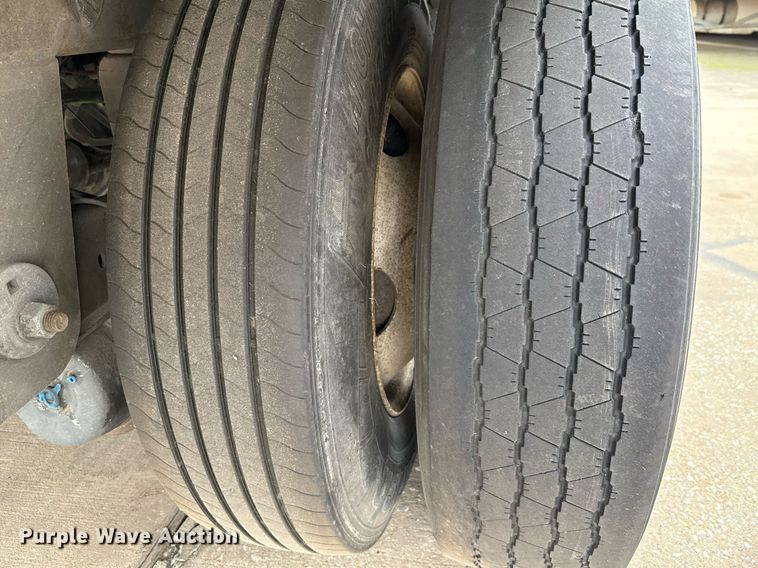 image for item DX5557 2016 Vanguard VXP dry van trailer