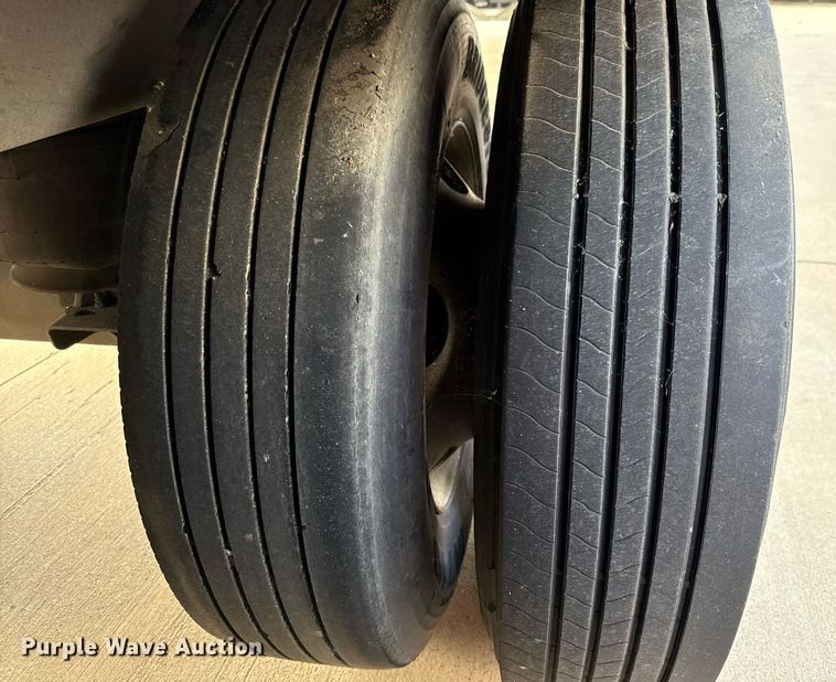 image for item DX5558 2016 Vanguard VXP dry van trailer