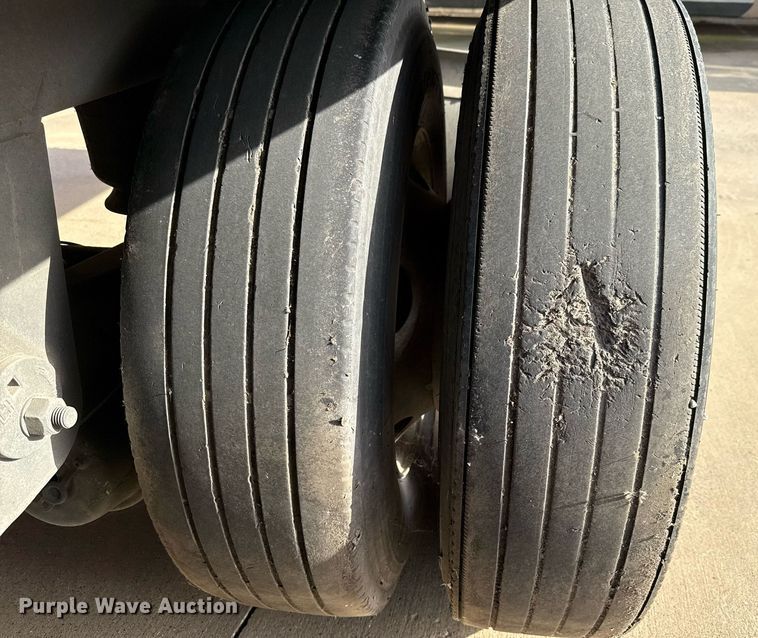 image for item DX5558 2016 Vanguard VXP dry van trailer