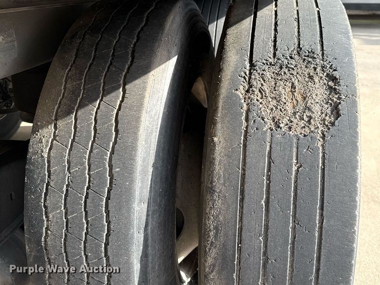 image for item DX5558 2016 Vanguard VXP dry van trailer