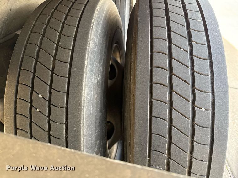 image for item DX5560 2016 Vanguard VXP dry van trailer