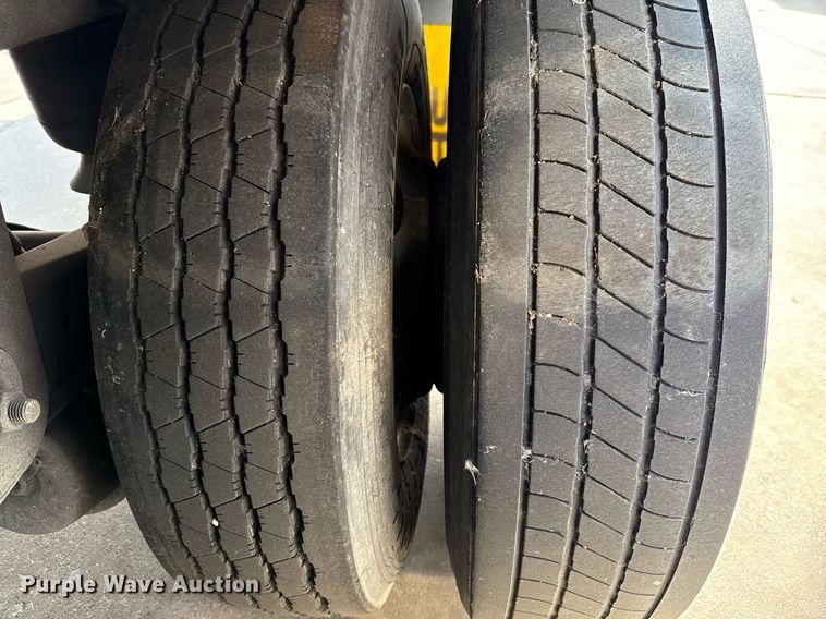 image for item DX5560 2016 Vanguard VXP dry van trailer