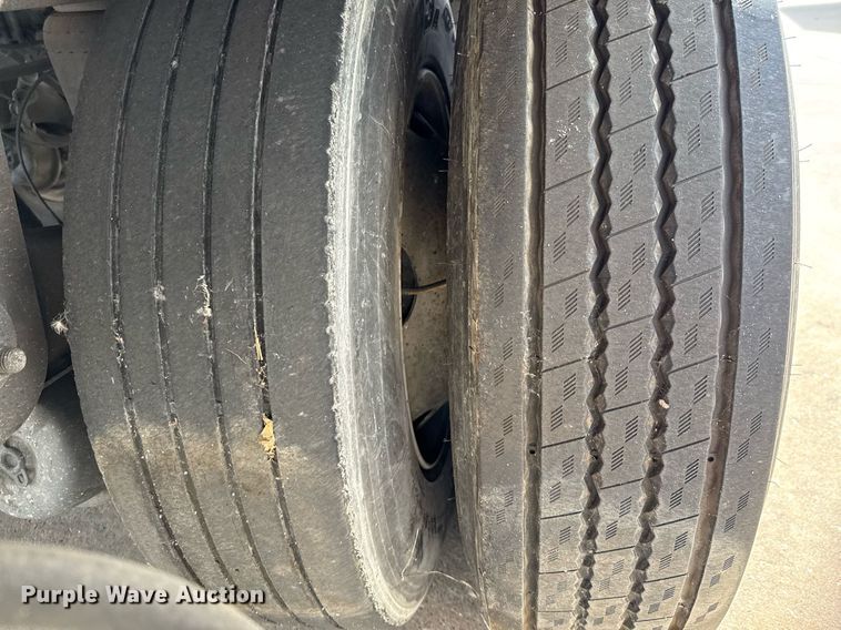 image for item DX5560 2016 Vanguard VXP dry van trailer