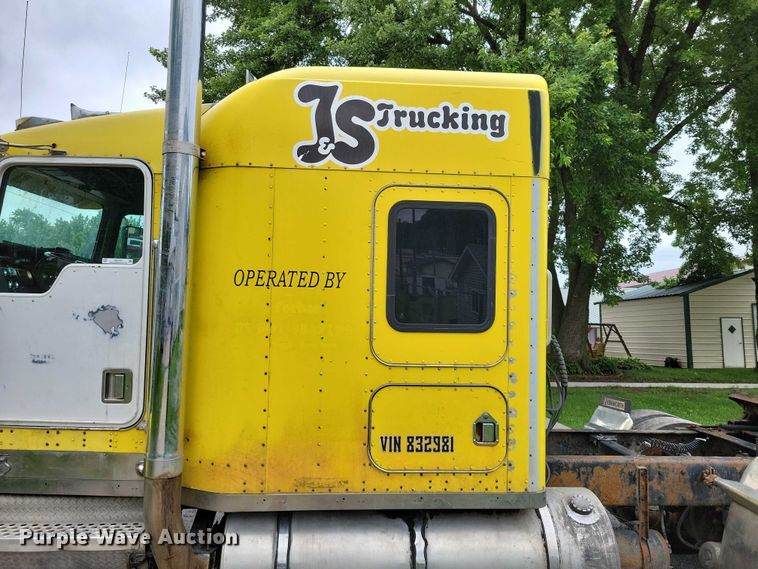 image for item DX7104 1999 Kenworth  W900L semi truck