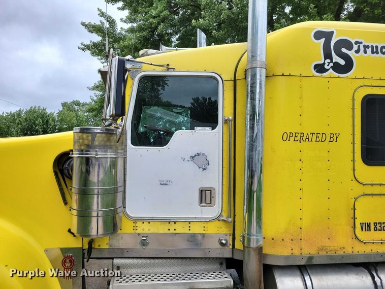 image for item DX7104 1999 Kenworth  W900L semi truck