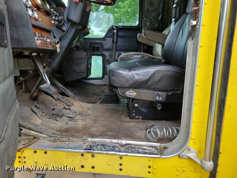 image for item DX7104 1999 Kenworth  W900L semi truck