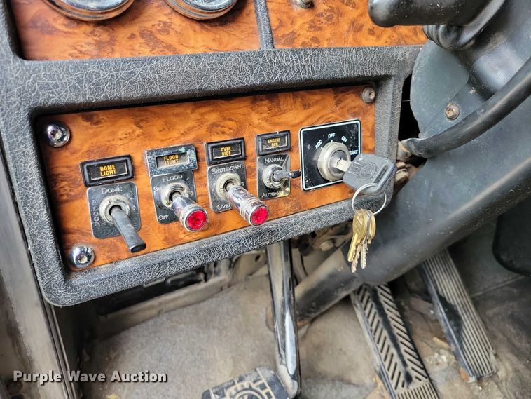 image for item DX7104 1999 Kenworth  W900L semi truck