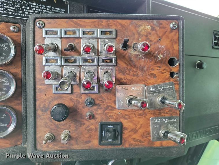 image for item DX7104 1999 Kenworth  W900L semi truck