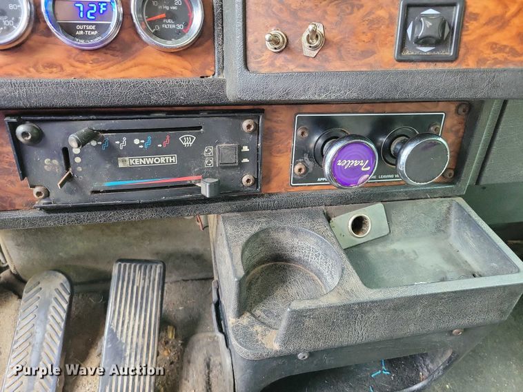 image for item DX7104 1999 Kenworth  W900L semi truck