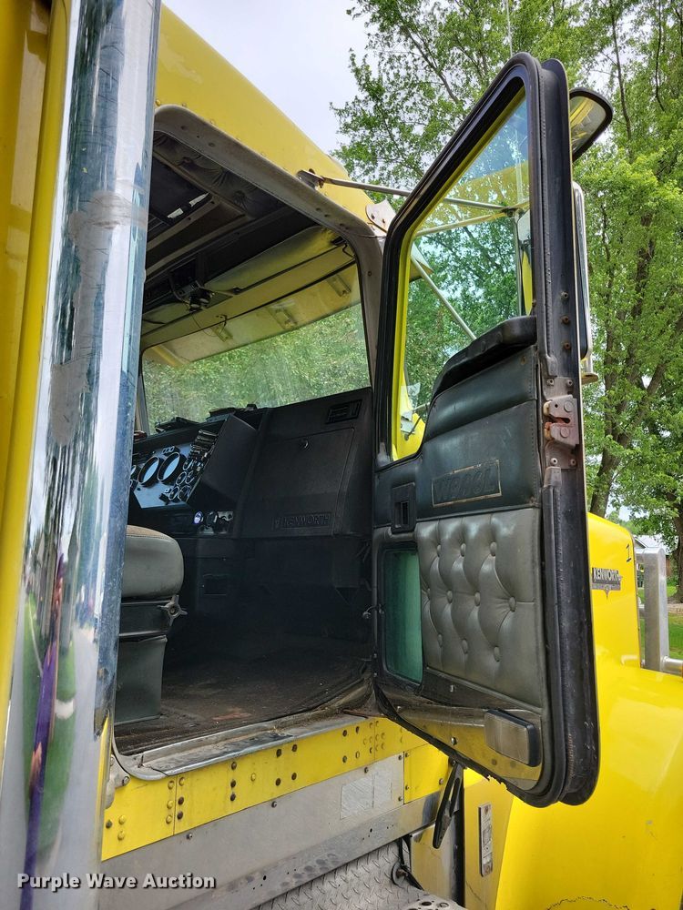 image for item DX7104 1999 Kenworth  W900L semi truck