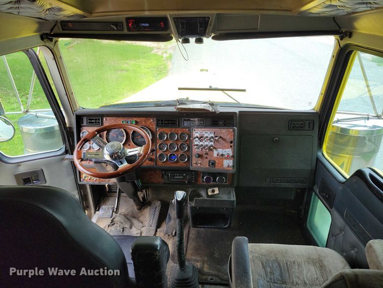 image for item DX7104 1999 Kenworth  W900L semi truck